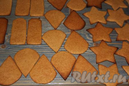 Слегка остудить готовое печенье, не убирая его с пергамента, а затем переложить на стол и полностью остудить.