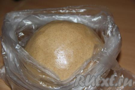 Замесить мягкое и пластичное тесто. Поместить тесто в пакет и убрать в холодильник на сутки.