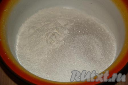 Сливочному маслу дать полежать при комнатной температуре, чтобы оно стало мягким. В достаточно большой миске соединить сахар, соль и муку. Муку желательно предварительно просеять.