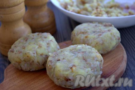 Из гречнево-картофельной массы влажными руками сформировать котлеты желаемой формы (я сформировала круглые котлетки).