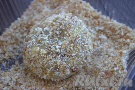 Обвалять котлеты из гречки и картофеля в панировочных сухарях. Подготовленные постные котлеты обжарить на сковороде в разогретом растительном масле  до золотистой корочки&nbsp;с двух сторон (минуты по 3-4 с каждой стороны).