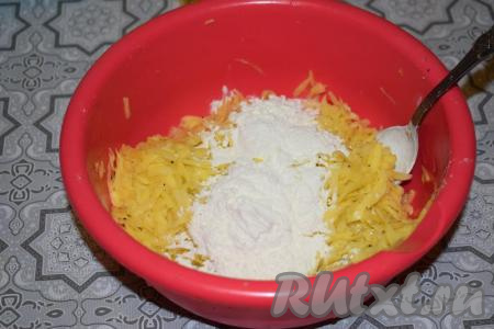 Добавляем к отжатой картошке муку и перемешиваем.