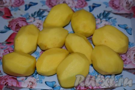 Картофель очистим и промоем под проточной водой.