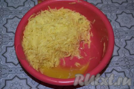 Сливаем образовавшийся сок, чуть отжимая картофельную массу.