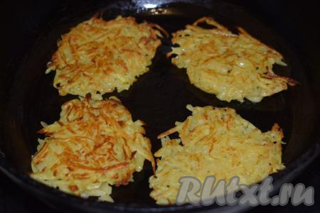 Жарим постные картофельные драники сначала с одной стороны, примерно, 4-5 минут (до появления румяной корочки), затем переворачиваем драники на вторую сторону и жарим также 3-4 минуты (до румяной корочки). Снимаем полностью готовые драники со сковороды, перекладываем на тарелку. Аналогично жарим все драники.