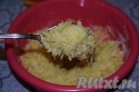 Наше тесто для постных картофельных драников готово, оно получается довольно клейким и не падает с ложки.