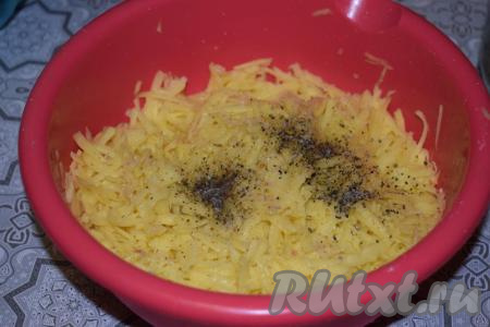 Добавим к натёртому картофелю соль, перец, перемешаем массу и дадим постоять, примерно, 5-7 минут, для того чтобы картошка просолилась и пустила сок.