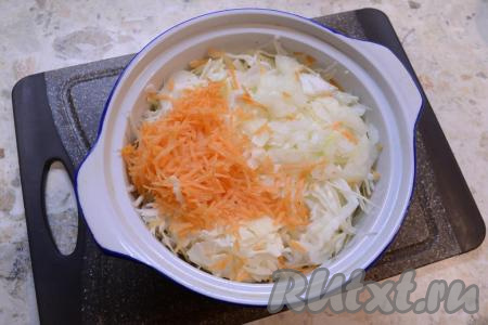 Добавить сюда же натёртую на крупной тёрке морковку и  мелко нарезанный репчатый лук, перемешать.