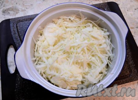 Очистить репчатый лук и морковку. Капусту тоненько нашинковать и поместить её в кастрюльку, пригодную для готовки в СВЧ.