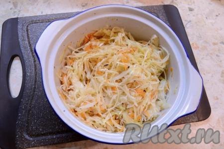 Снова накрыть кастрюльку крышкой и отправить в микроволновку на 5 минут. Затем капусту перемешать.