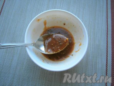 Тщательно перемешать до получения достаточно густого, практически однородного медово-горчичного соуса.