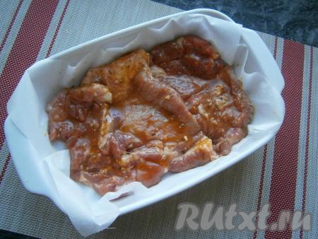 Далее разместить ломти свинины в подходящей по размеру форме, застеленной бумагой (или фольгой) так, чтобы ломти лежали в один слой, но достаточно плотно друг к другу.