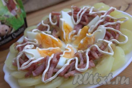 Поверх огурцов разложить обжаренную с луком ветчину. Нанести поверх салата тонкие полоски майонеза. Дать салатику постоять при комнатной температуре минут 20-30, чтобы пропитался ароматом ветчины и лука, а затем подавать к столу. По желанию, можно посыпать рубленной зеленью.