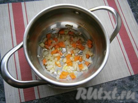 Обжарить овощи на среднем огне пару минут, периодически перемешивая.