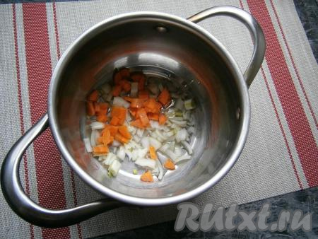 Лук, картофель и морковь очистить. Шампиньоны вымыть. Влить в толстостенную кастрюлю растительное масло, выложить морковь,&nbsp;нарезанную на небольшие кубики,  и нарезанный кусочками лук.