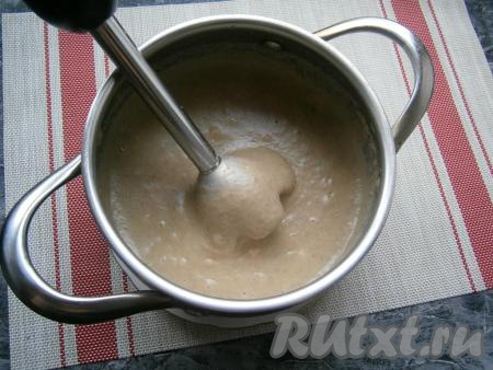 Горячий суп пюрировать погружным блендером до однородной, бархатистой консистенции.&nbsp;