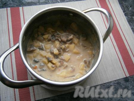 Варить овощи с грибами на медленном огне минут 20-25, затем снять с огня.