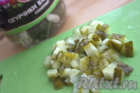 Нарезать на кубики среднего размера солёные огурцы.