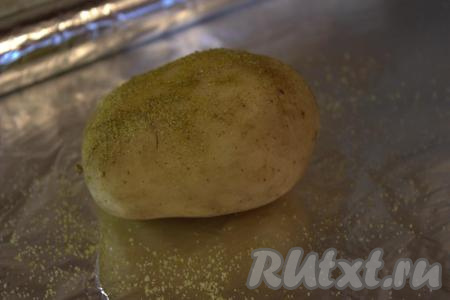 Для этого рецепта я решила запечь картофель в духовке, но можно сварить картошку в мундире. Картофелины тщательно вымыть под проточной водой, счищая с кожуры всю грязь при помощи щётки или жесткой стороной губки для мытья посуды. Вымытый картофель в кожуре обсушить при помощи бумажного полотенца. Каждую картошину в нескольких местах проколоть вилкой. Натереть картофель солью (я посыпала солью с пряностями) со всех сторон.
