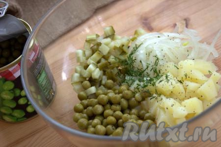 В глубокой миске соединить нарезанные лук, картофель и солёные огурцы. Добавить в миску с салатом 3-4 столовые ложки консервированного горошка без жидкости, рубленную зелень (по желанию), по вкусу чёрный молотый перец и соль.