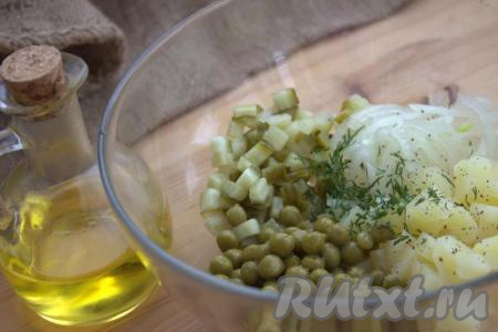 Влить в салат нерафинированное растительное (или оливковое) масло, перемешать.