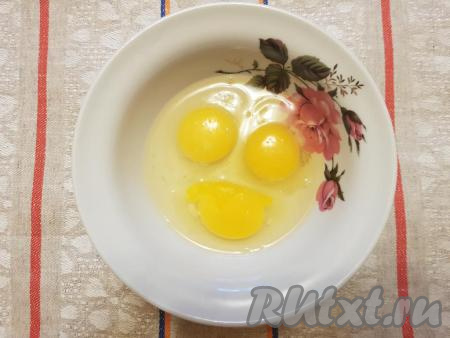 В глубокую тарелку вбить яйца и посолить их по вкусу.