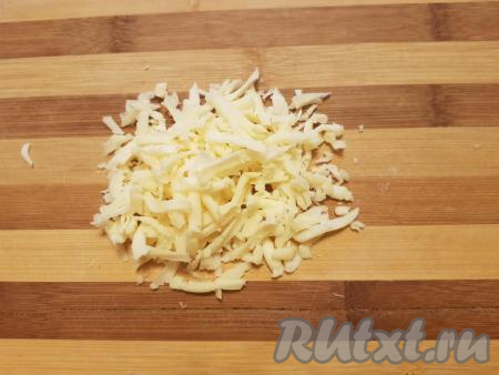 Твёрдый сыр натереть на крупной тёрке.
