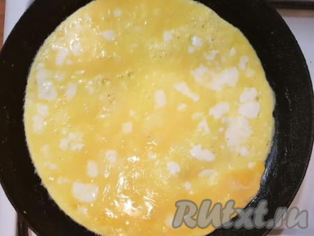 Жарить яичницу необходимо на небольшом огне.