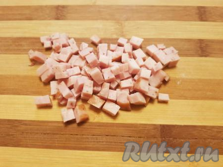 Колбасу нарезать на небольшие кубики.