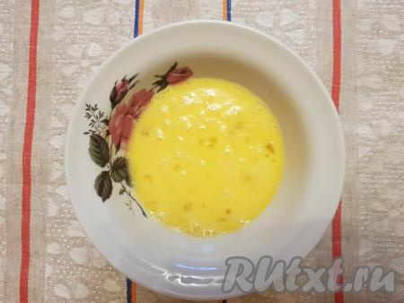 Венчиком взбить яйца с солью&nbsp;до однородного состояния.