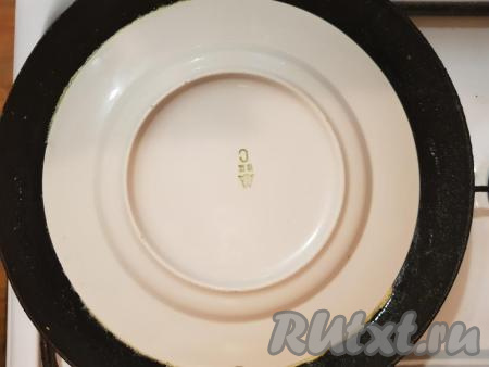 Затем сверху накрыть яичницу с лавашом плоской тарелкой (диаметр тарелки должен совпадать с диаметром яичницы).