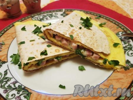 Яичница, приготовленная&nbsp; с колбасой и сыром в лаваше на сковороде, и порадует отменным вкусом, и насытит, попробуйте!