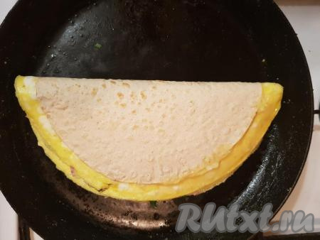 Второй половиной лаваша накрыть часть яичницы с начинкой.