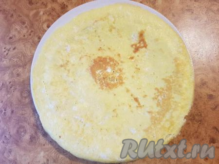 Аккуратно перевернуть сковороду, чтобы яичница с лавашом оказалась на тарелке.