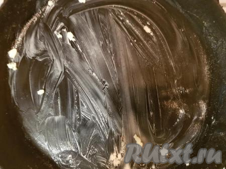 Смазать сковороду сливочным маслом (у меня сковорода диаметром 24 см).