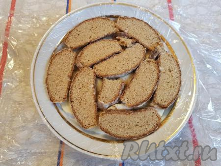 Затем выложить слой из пряников.