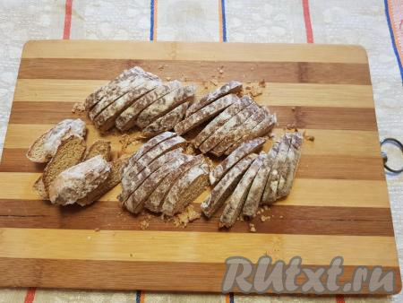 Нарезать пряники кусочками толщиной, примерно, 0,5 см.