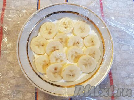 Сверху выложить бананы.