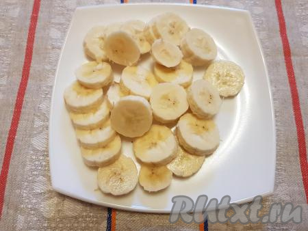Нарезать очищенный банан на тонкие кружочки.
