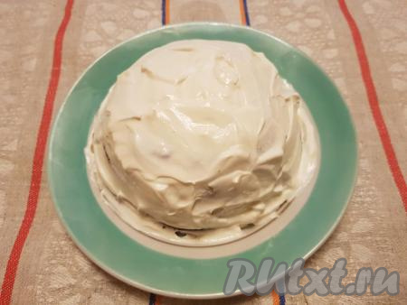 Обмазать&nbsp;торт 2 столовыми ложками сметаны.
