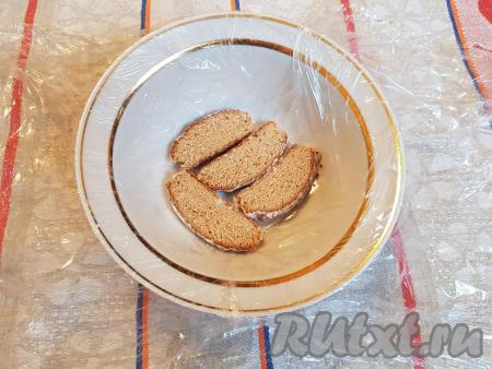 Далее приступим к сборке торта. Глубокую тарелку, в которой будем формировать торт, застелить пищевой плёнкой (у меня тарелка расширяется кверху, поэтому её диаметр 8-14 см, а высота, примерно, 5,5&nbsp;см). Затем выложить слой пряников.