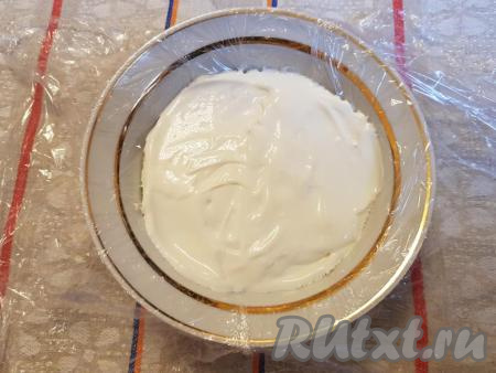 Смазать слой из пряников 1,5 столовыми ложками сметаны.