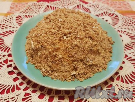 Сверху обсыпать торт крошкой из пряников (следует обсыпать перед подачей на стол).