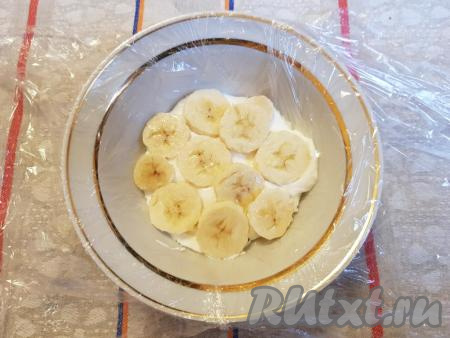 Выложить слой из кусочков банана.