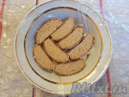 Следующим слоем выложить пряники.