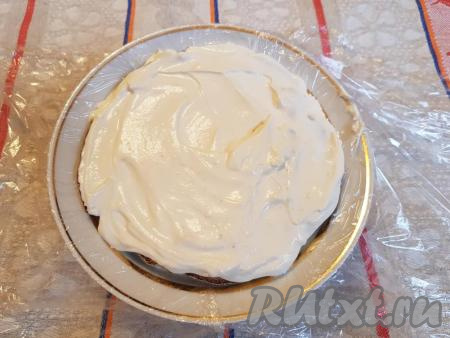 Сверху слой из пряников смазать 1,5-2 столовыми ложками сметаны. Оставить часть сметаны и пряников для украшения торта.