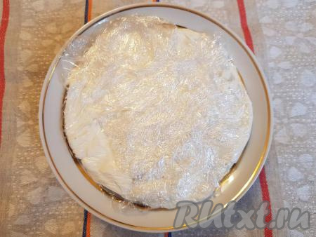 Аккуратно сверху накрыть сметану пищевой плёнкой и поставить торт пропитываться в холодильник на 4-5 часов (желательно оставить на ночь).