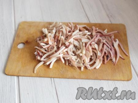 Остывших кальмаров нарежьте тонкой соломкой.