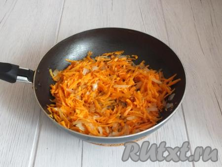 К обжаренному луку добавьте натёртую на крупной тёрке очищенную морковь и 3 столовые ложки растительного масла. Помешивая, обжаривайте в течение 5 минут.