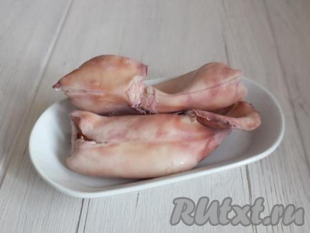 Сразу переложите кальмаров из кастрюли на тарелку и оставьте охлаждаться.